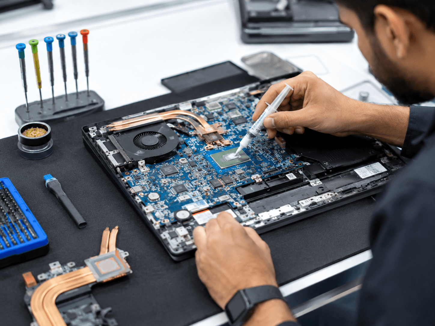 Ilustrasi penggantian thermal paste pada laptop