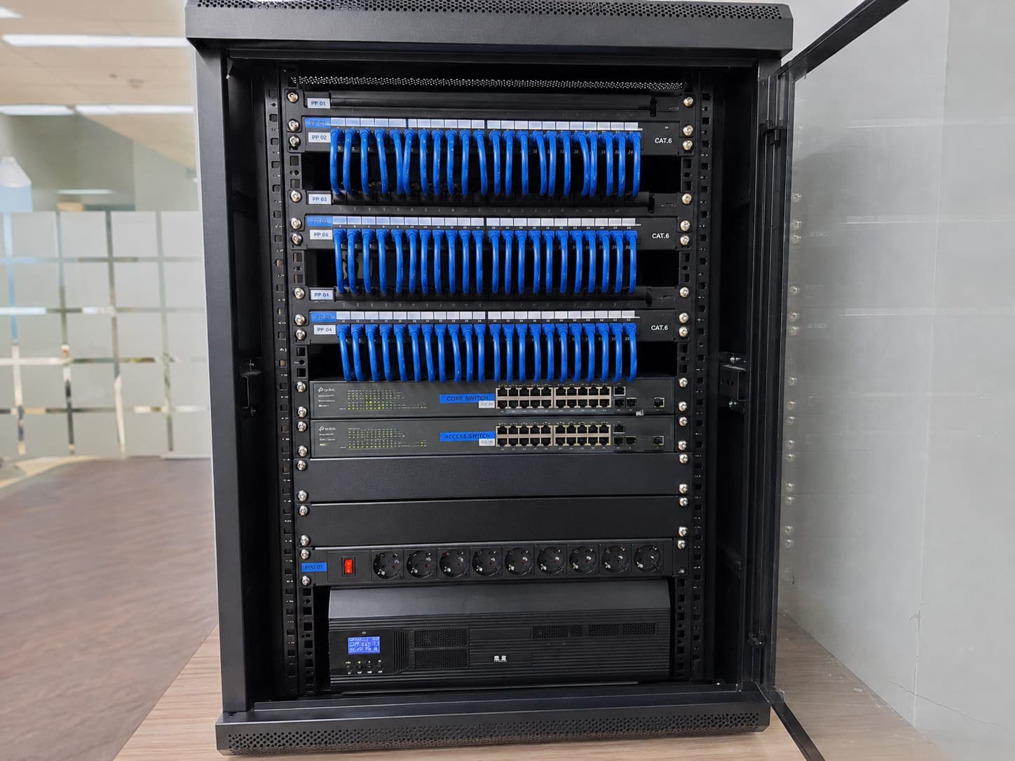 Visual penataan rack jaringan dengan patch panel dan switch